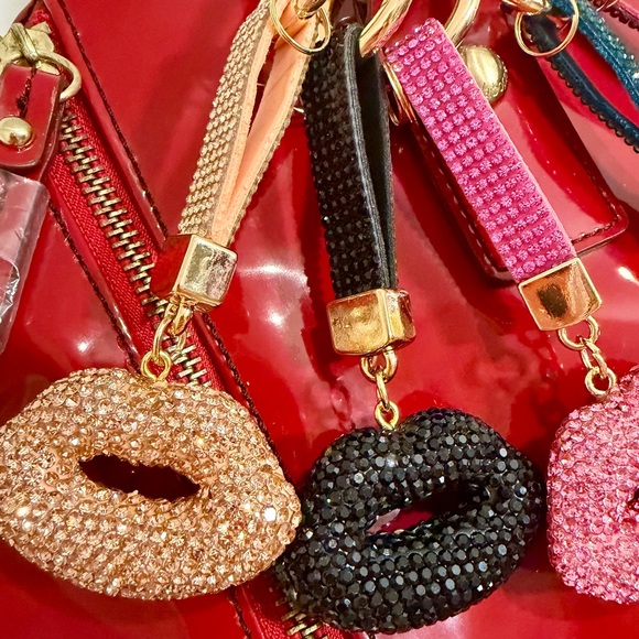 Cute Lips Shaped Keychain, Key Decor, Bag Charm Accessories
Zinc Alloy - Picture 3 of 4